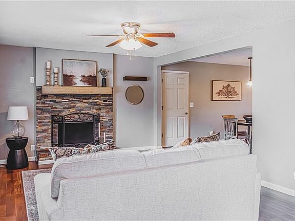 2nd image of 815 N 84th Dr
