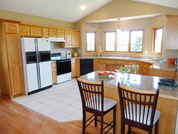 Huge Kitchen w/hrdwd flrs