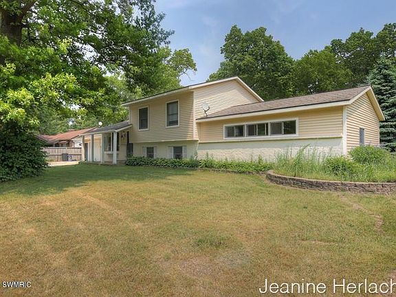 2nd image of 690 Westshire Ct NW
