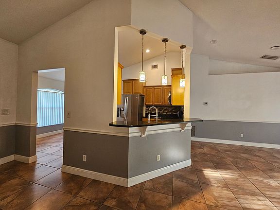 5th image of 602 Brooke Ct