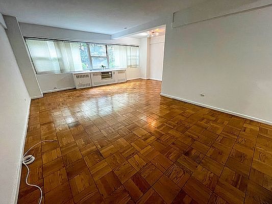 2nd image of 333 E 46th St APT 1E