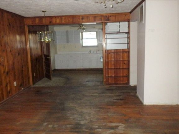 4th image of 3400 W 31st St