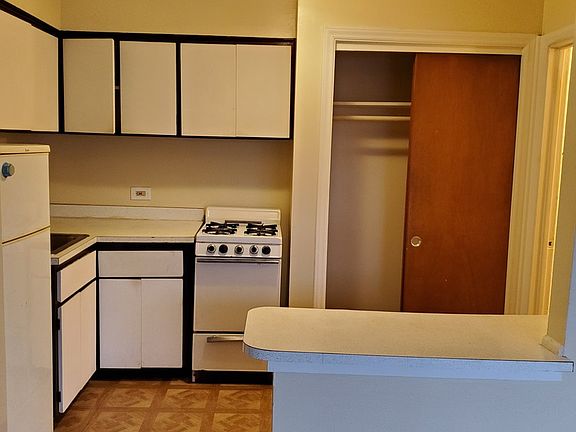 3rd image of 15311 Knox Ave APT 7