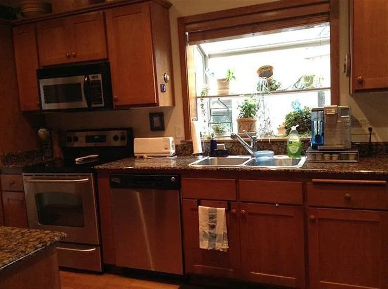 3 bed, 2.5 bath, 1915 sqft, $2,400 — Photo 2