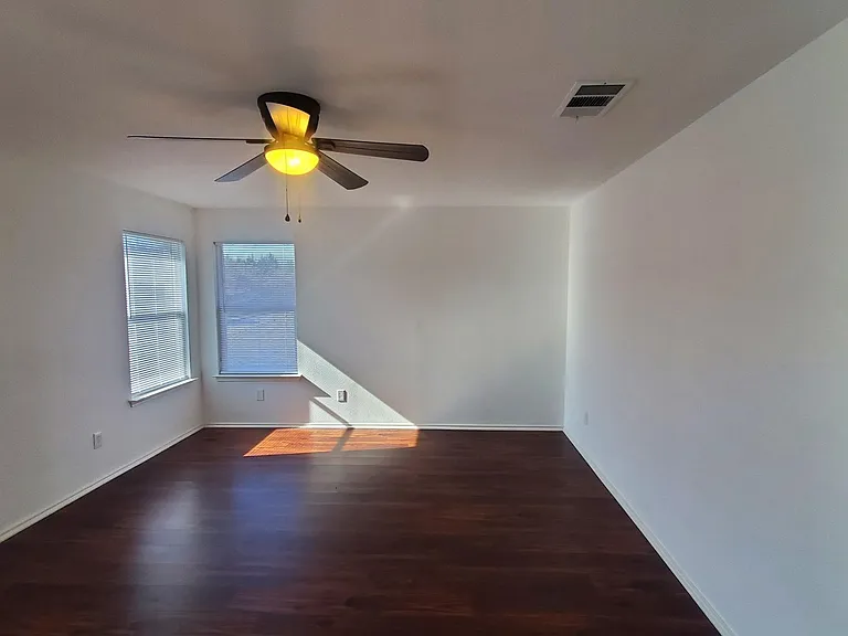 109 Southwestern Dr — Photo 12