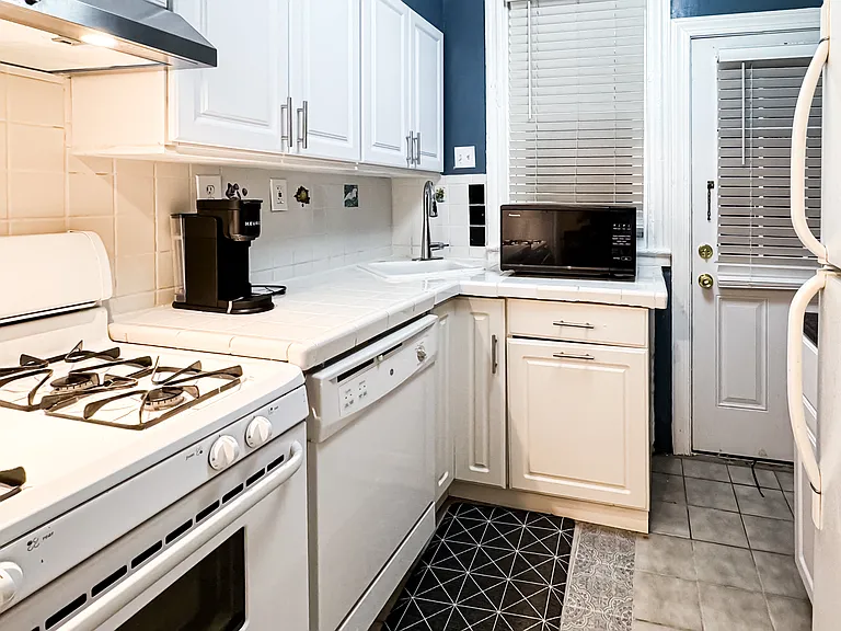 1232 Half St SW #B — Photo 3