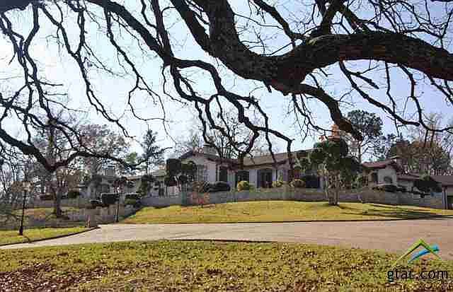2nd image of 920 Colonial Cir