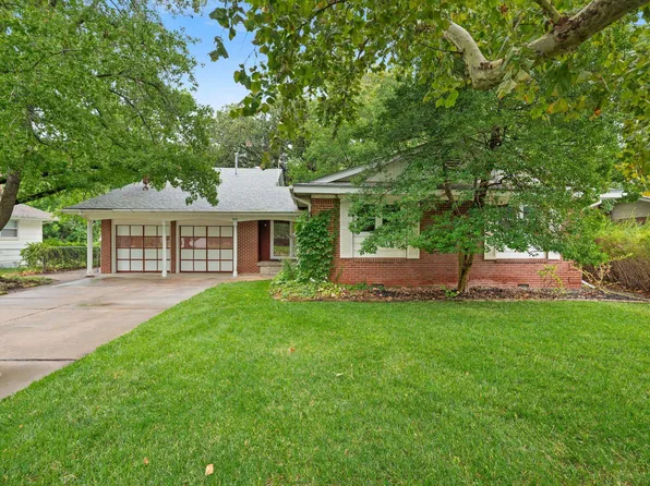 832 E English Ct, Derby, KS 67037