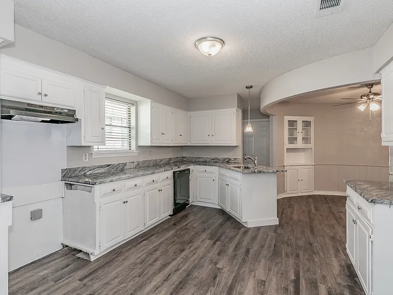 3008 Apple Valley Dr — Photo 44