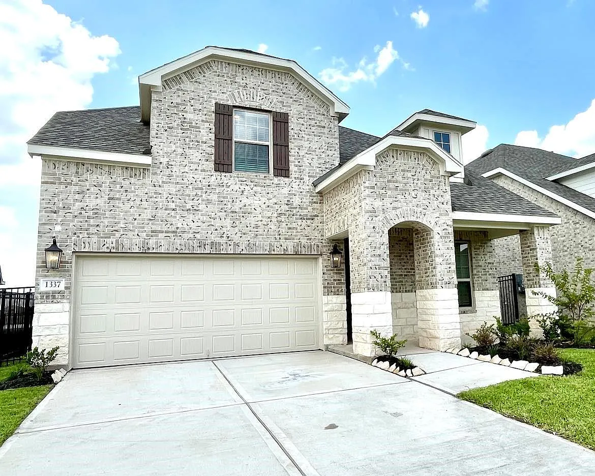 4 bed, 2.5 bath, 2703 sqft, $3,200 — Photo 1