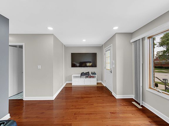 4th image of 3501 Sarah St