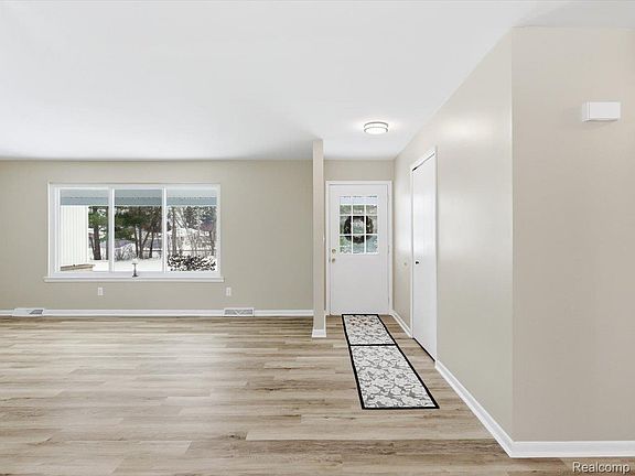 4th image of 5837 Lakeshore Rd