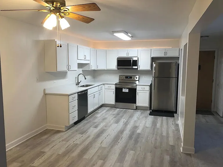 527 W Eastman St #1 — Photo 1