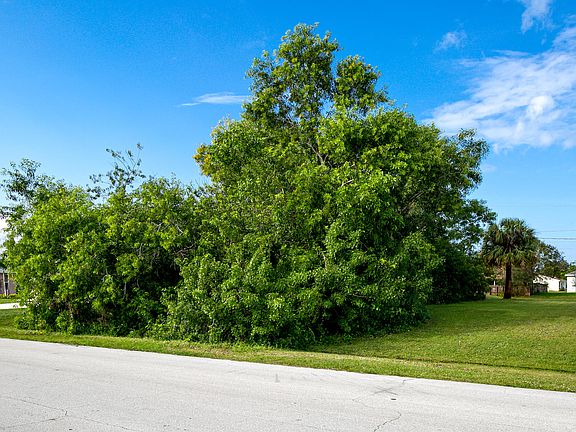 3rd image of 2212 SE Charleston Drive