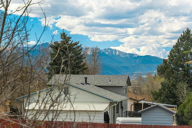 3 bed, 2.0 bath, 1982 sqft, $2,050 — Photo 4