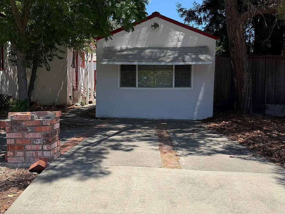 1538 East Ave #B