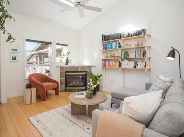 510 Chesterfield Ave #401, North Vancouver, BC V7M 2L9