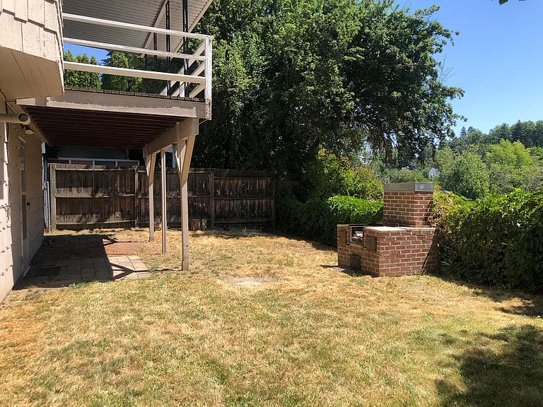 460 SW State St — Photo 2