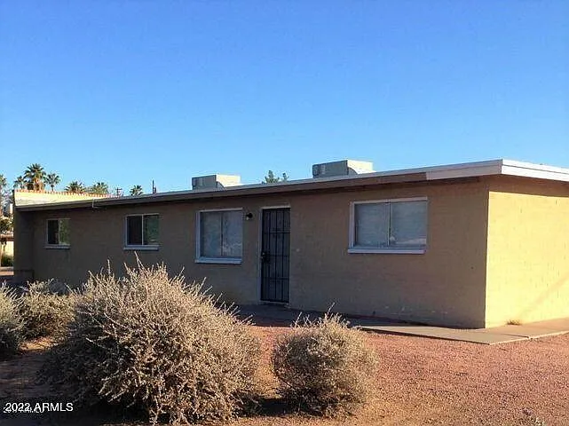 2 bed, 1.0 bath, 700 sqft, $1,050 — Photo 1