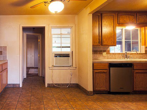 3rd image of 422 Curran Ave