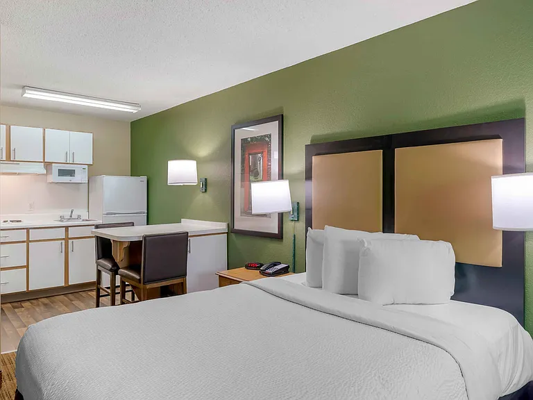 Deluxe Studio - 1 King Bed