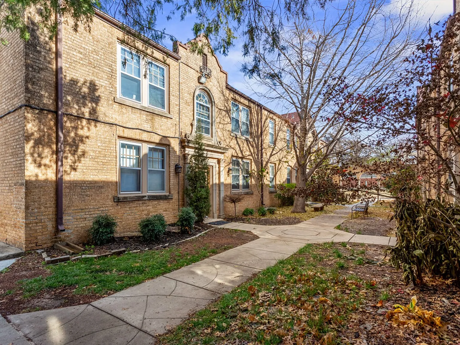 Windsor Court Apartments — Photo 2