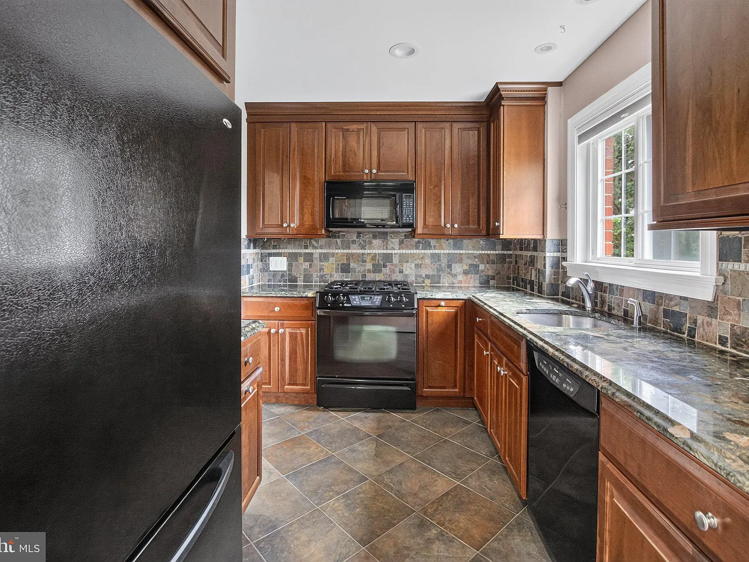 1 bed, 1.0 bath, 805 sqft, $2,300 — Photo 3