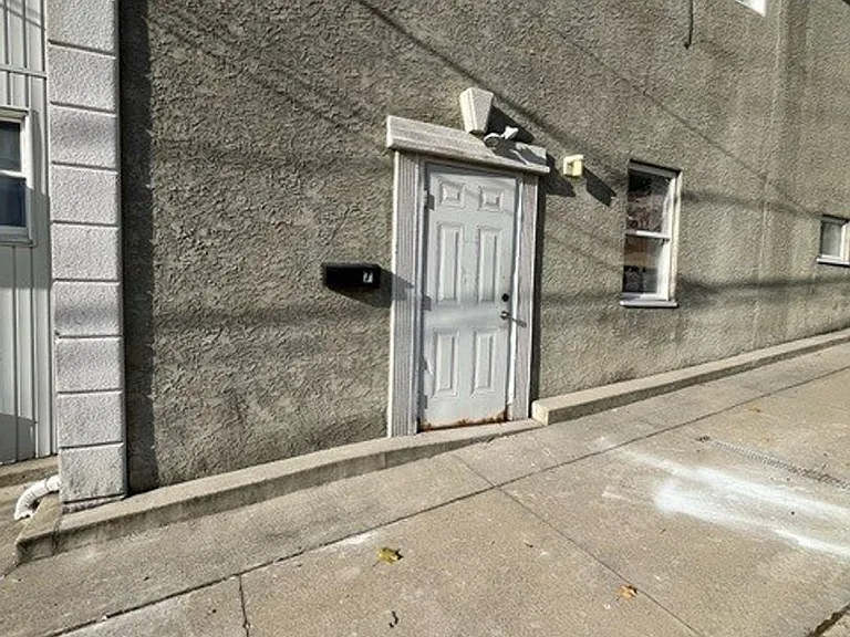 1 W Garibaldi Ave — Photo 2