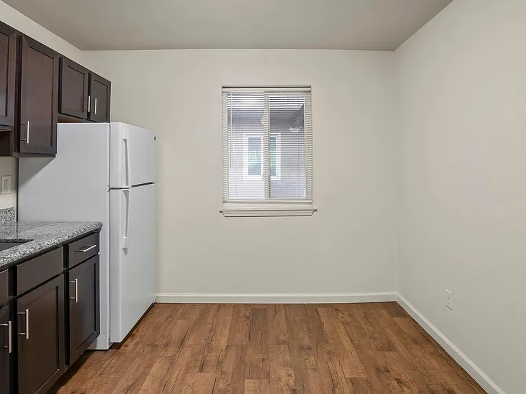 Westport Crossing Apartments — Photo 13