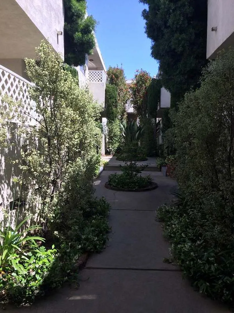 11840 Gorham Ave — Photo 2