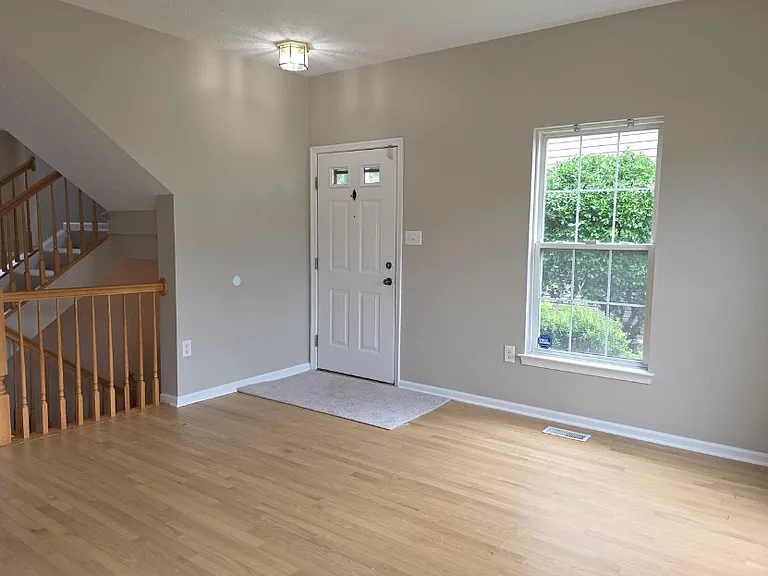 218 Eisenhower Ct — Photo 2