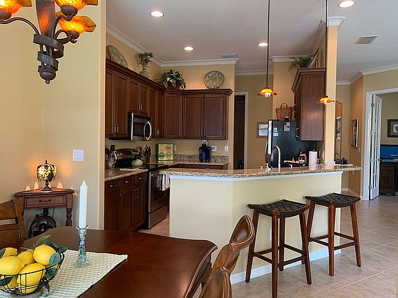 Kitchen & breakfast bar