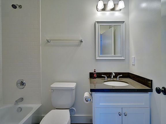 4th image of 1717 N Avenue 45