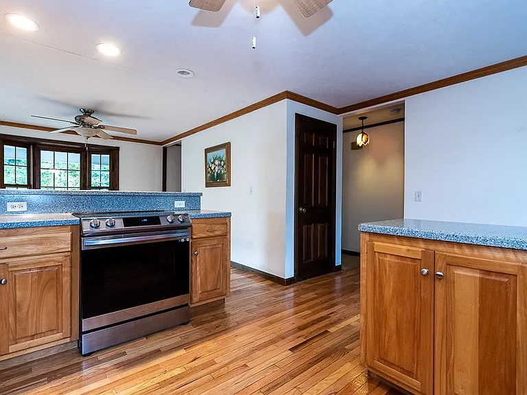 131 Hemlock Dr — Photo 10