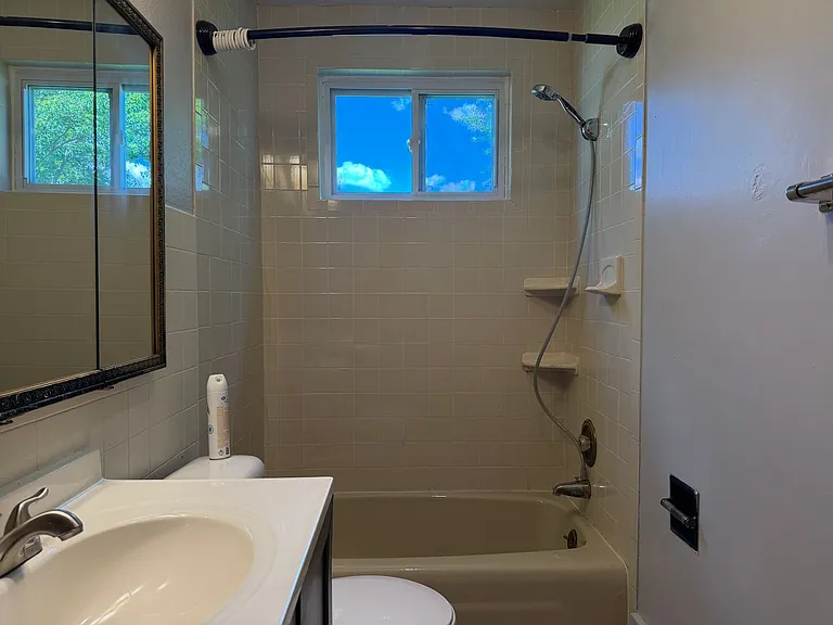 110 E Snow St — Photo 7