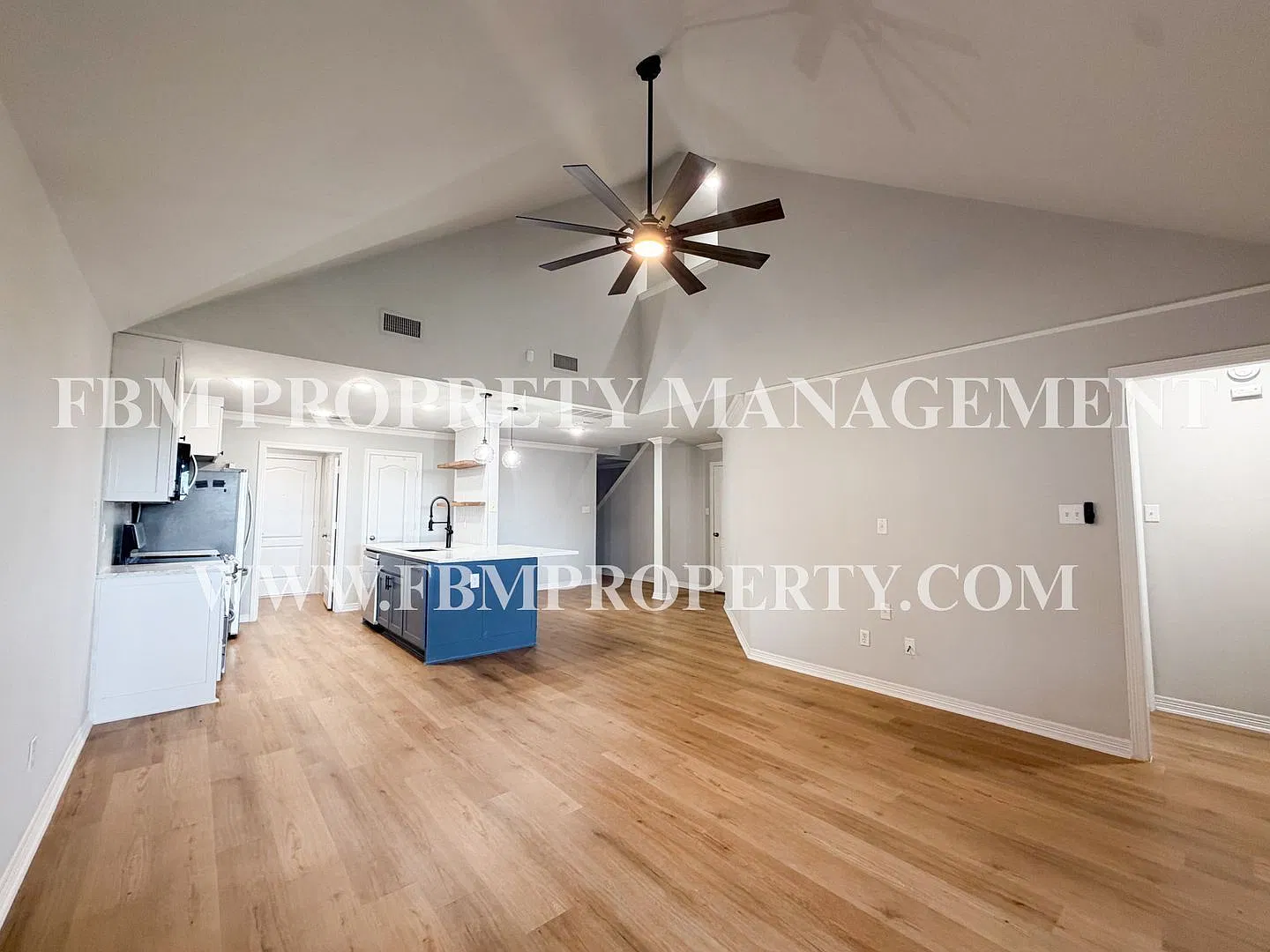3 bed, 2.0 bath, 1634 sqft, $2,300 — Photo 4