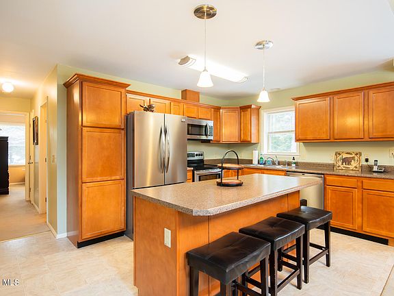 3rd image of 6 Stone Place Rd