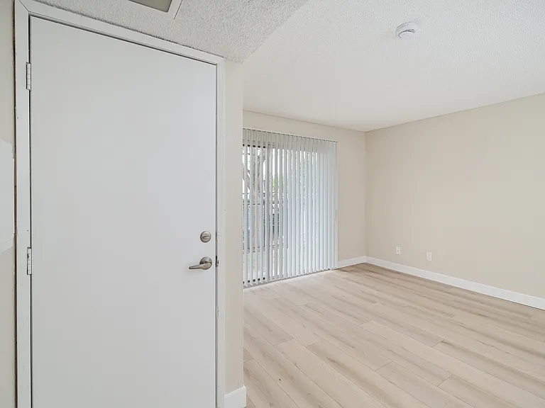 Lynwood Knolls — Photo 18