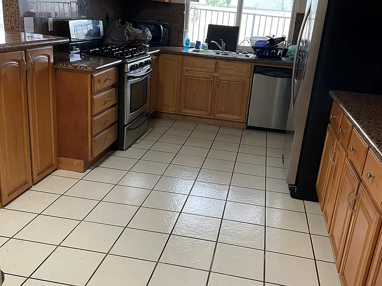 Huge kitchen with lots of cabinets