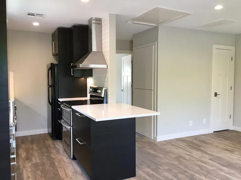 Large quartz serving area & breakfast bar (stools can slide