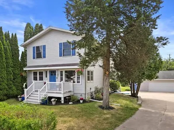 1542 3rd St, Delafield, WI 53018