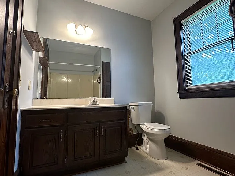 954 Ivy Ave E — Photo 10