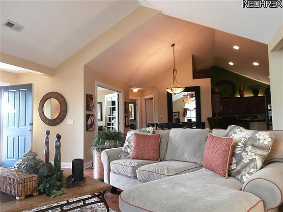 5th image of 2860B Canterbury Cir