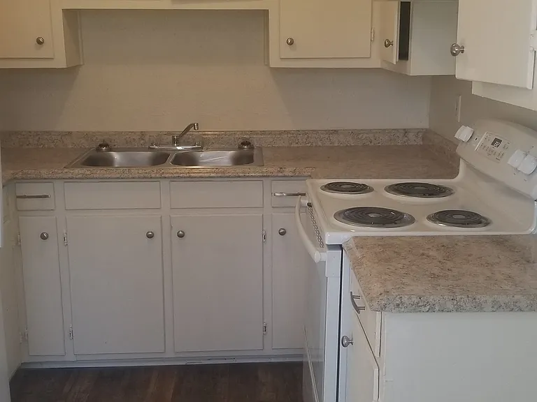 110 S Avenue M — Photo 12