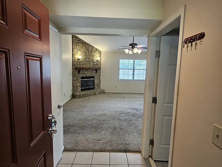 2412 NW 8th St — Photo 2