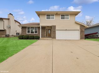 887 Wabash St, Carol Stream, IL 60188