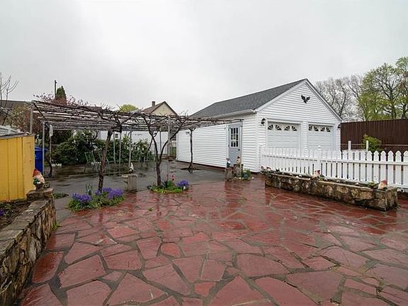 4th image of 142 Blanding Ave