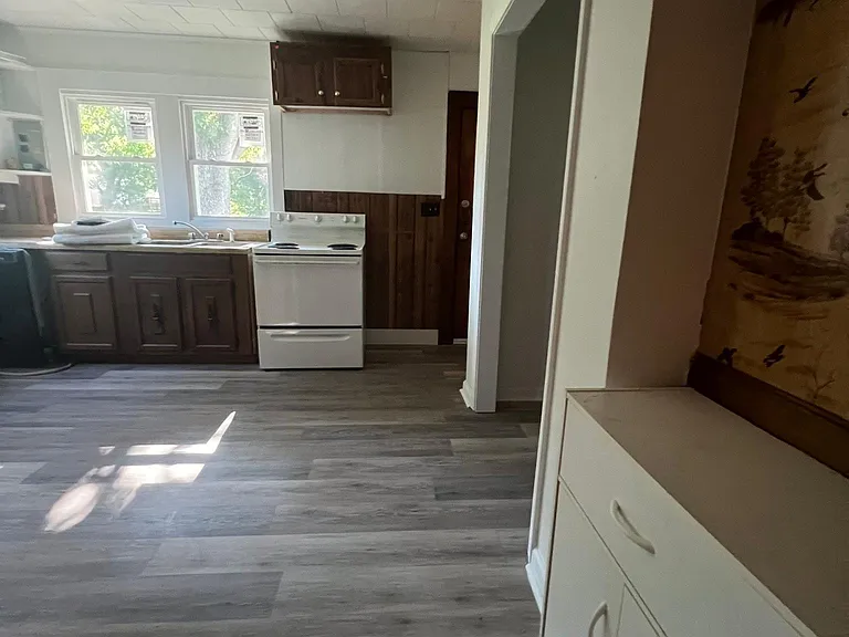 1610 Belmont St — Photo 8