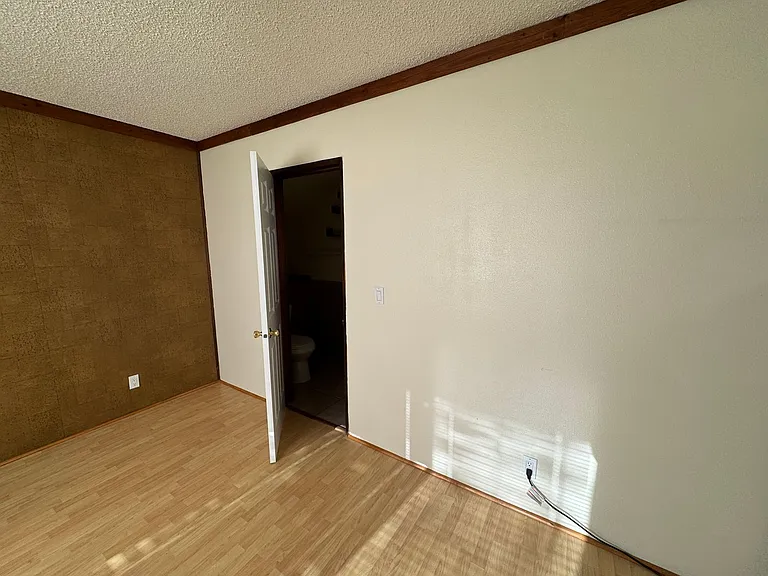 164 NE Douglas St — Photo 18
