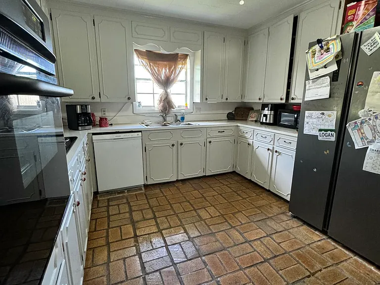 1209 N Polk St — Photo 6